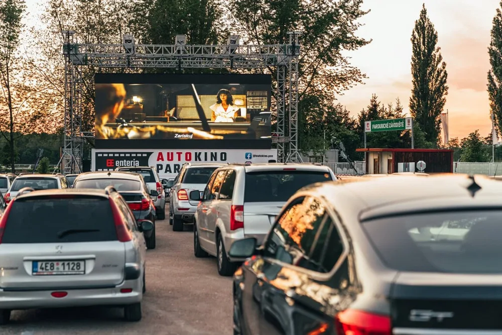 Od čtvrtka v Pardubicích promítá autokino, chce to ale teplé oblečení