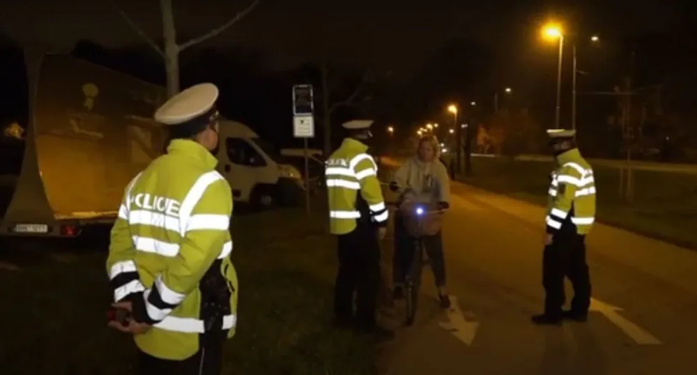 Hradečtí policisté se v těchto dnech zaměřují na osvětlení cyklistů