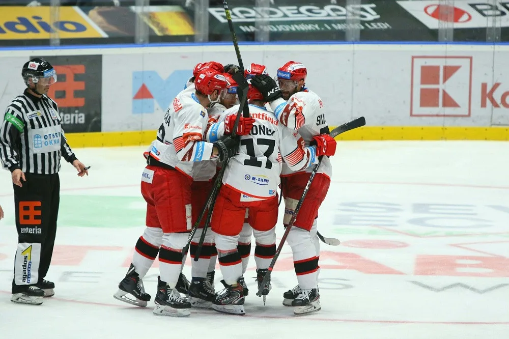 Hokejisté hradeckého Mountfieldu ve včerejším derby s Pardubicemi