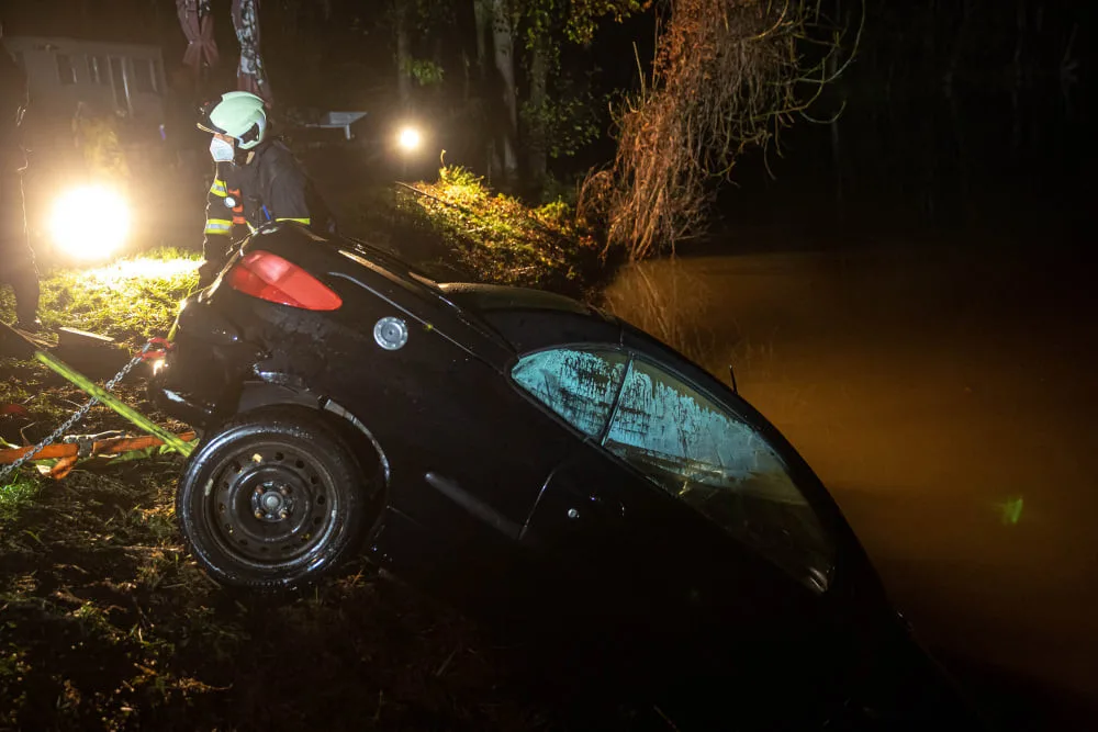 V Černožicích sjelo auto do rybníka. Hasičům s vytažením pomáhali kolegové z Pardubického kraje