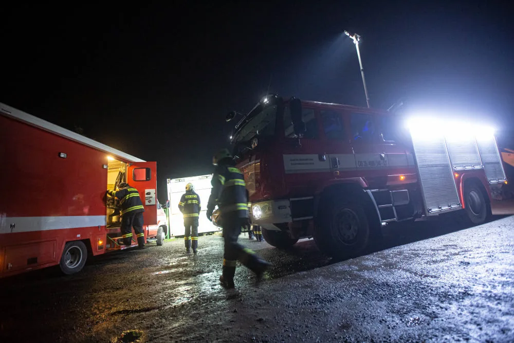 V Černožicích sjelo auto do rybníka. Hasičům s vytažením pomáhali kolegové z Pardubického kraje