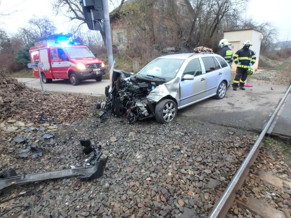 Na Náchodsku se srazil vlak s osobním autem. Tři lidé skončili v nemocnici