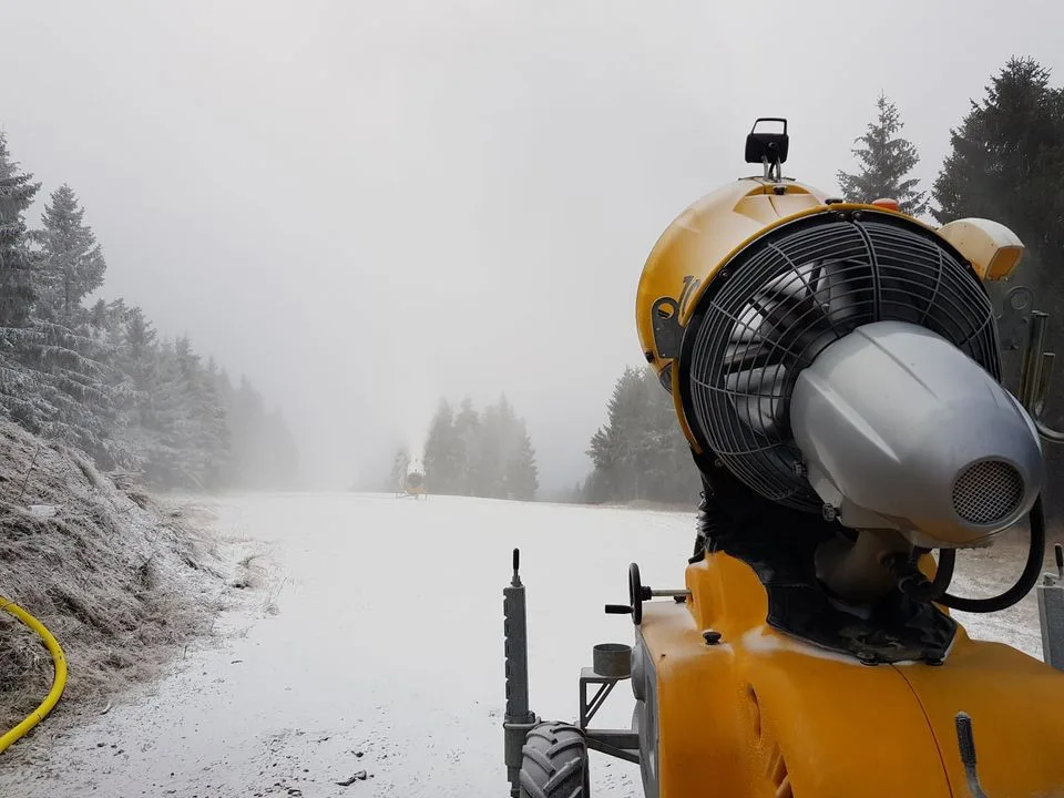 Skiareály na východě Čech už se zasněžují