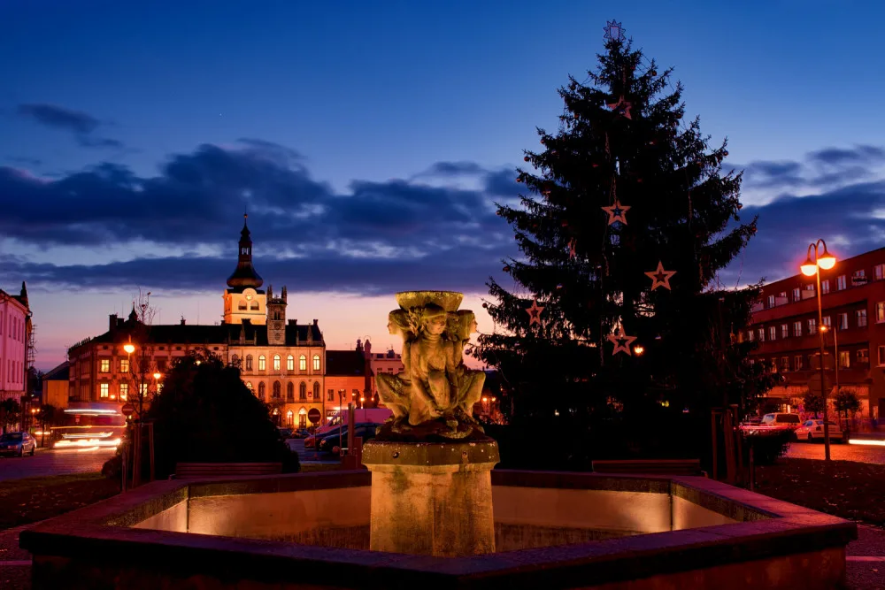 Adventní trhy i rozsvěcení vánočního stromu ruší i Hořice. Lidé ho budou sledovat jen online