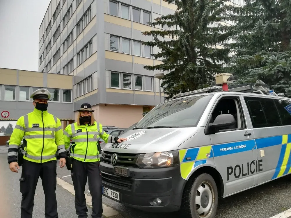 Dopravní policisté, kterým následně poděkoval novopečený otec