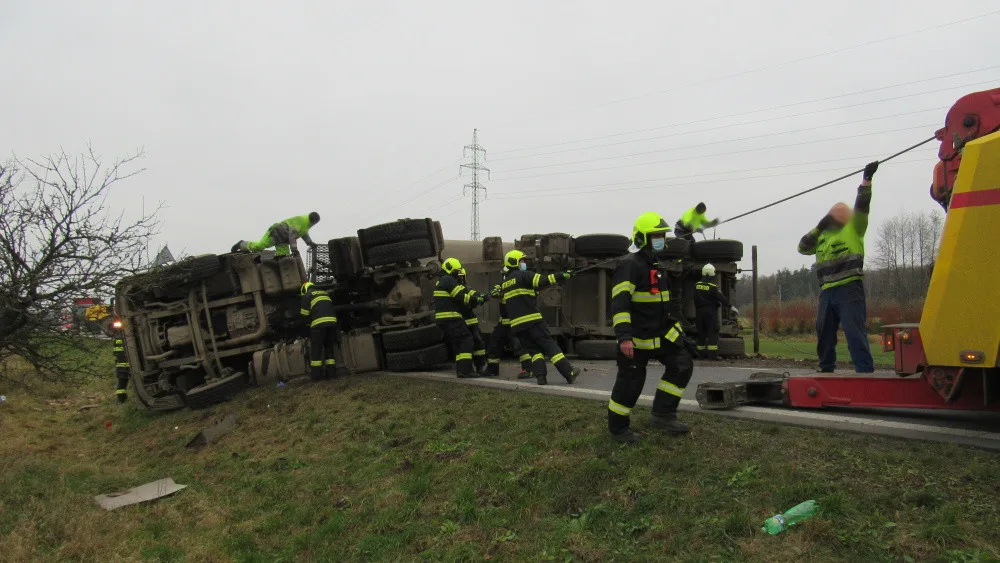 Převrácený kamion s řepou zablokoval silnici mezi Hradcem Králové a Vamberkem