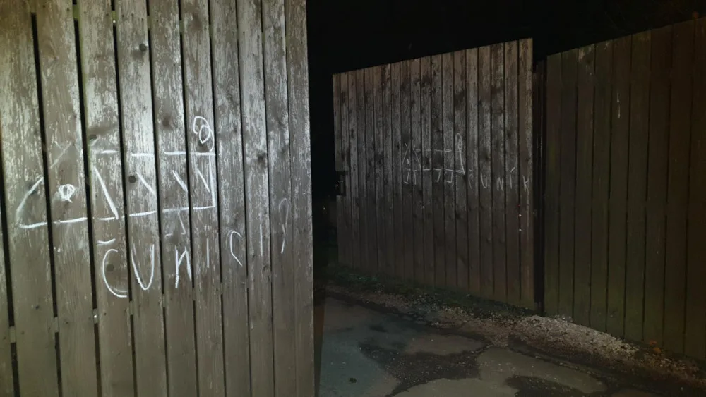 Policie poslala seniorku na záchytku, za odměnu jim na vrata do areálu nakreslila prase