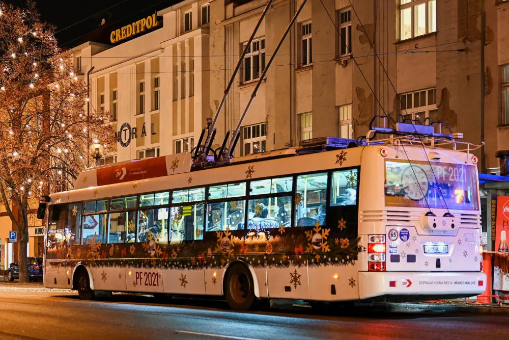 Dva vánoční stromy a desetitisíce žároviček. Takhle vypadá vánoční Hradec Králové
