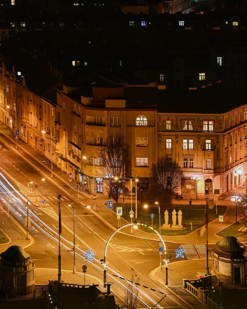 Dva vánoční stromy a desetitisíce žároviček. Takhle vypadá vánoční Hradec Králové
