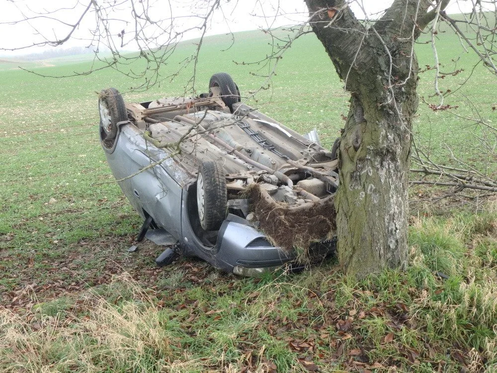 U Jasenné se auto otočilo na střechu, řidič nikde