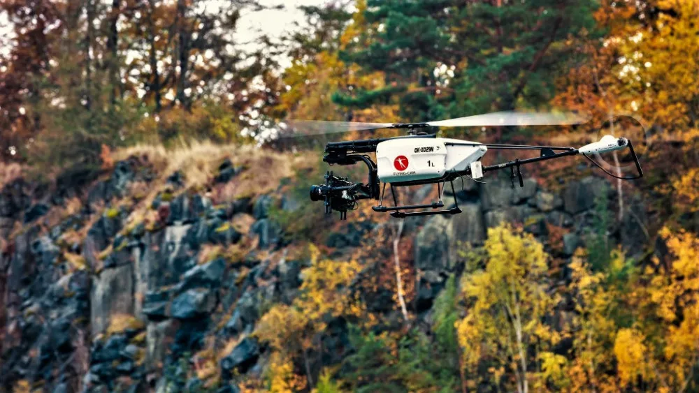Létáte s dronem? Začnou platit nová přísnější pravidla pro jejich provozování