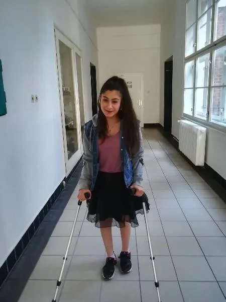Jejím snem je proběhnout se se svým psem. Nejdřív ale musí vybrat 91 tisíc na intenzivní rehabilitace. Nicol z Jičínska se totiž narodila s mozkovou obrnou
