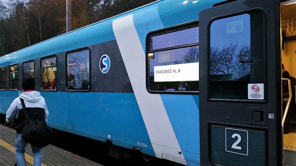 Nové vozy Arrivy, které jezdí na trati Pardubice - Liberec