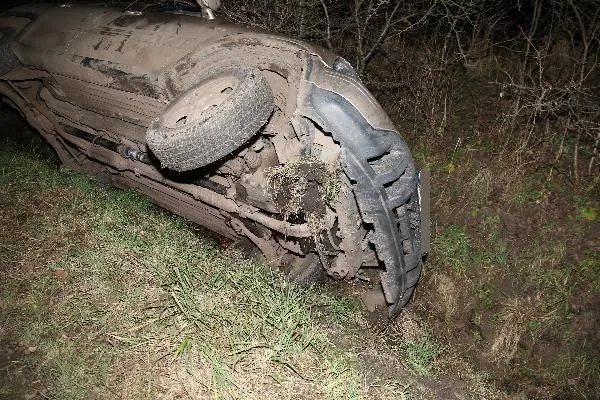 Pravděpodobně opilý řidič dvakrát naboural a utekl. Auto nechal na boku v příkopu