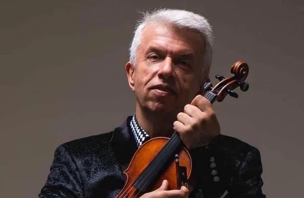 Sváteční koncert Jaroslava Svěceného bude online
