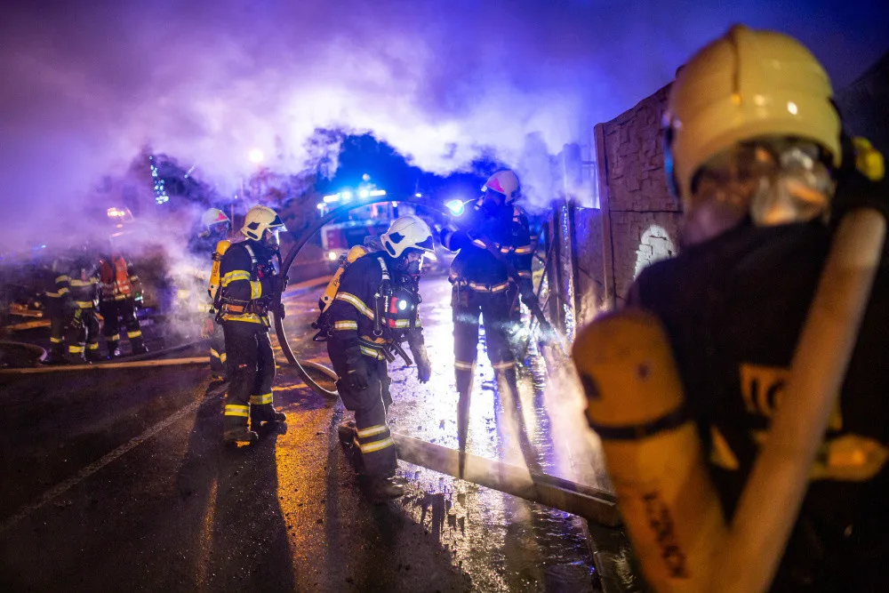Kvůli požáru dílny byl vyhlášen druhý stupeň požárního poplachu. V budově bylo několik tlakových nádob
