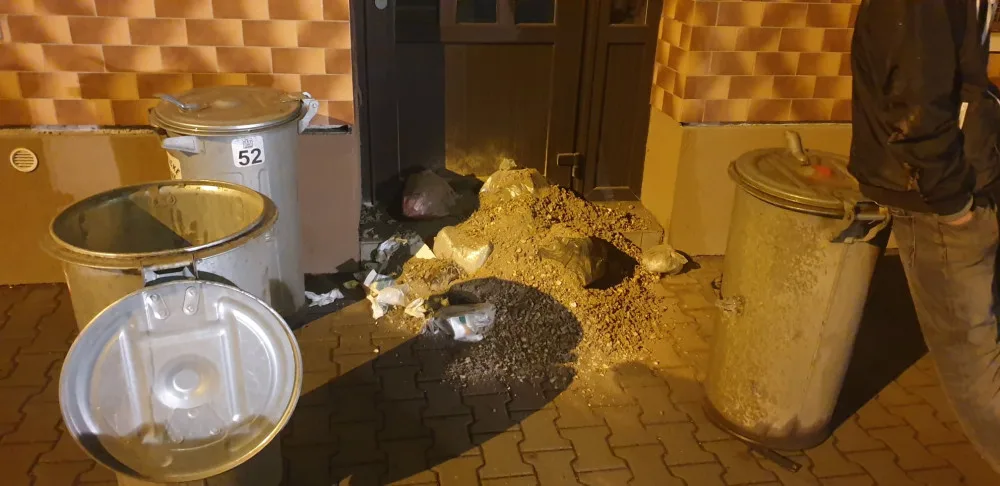 Nemá rád komunisty, tak jim přede dveře vysypal popelnice