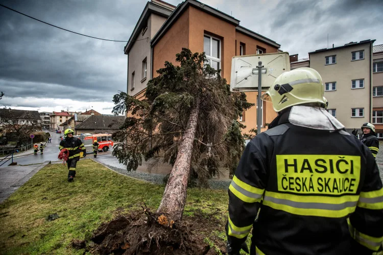 FOTO: Takhle vypadal rok 2020 pohledem krajských hasičů. Nejnáročnější byl požár v Polici nad Metují