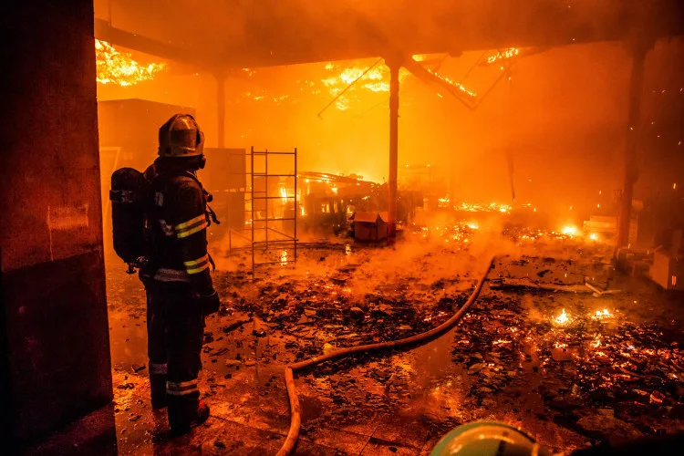 FOTO: Takhle vypadal rok 2020 pohledem krajských hasičů. Nejnáročnější byl požár v Polici nad Metují