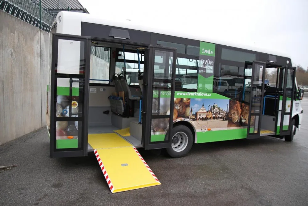 Dvůr Králové nad Labem má nový autobus MHD. Cestující si ho všimnou na první pohled