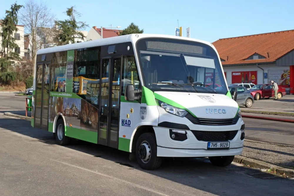Dvůr Králové nad Labem má nový autobus MHD. Cestující si ho všimnou na první pohled