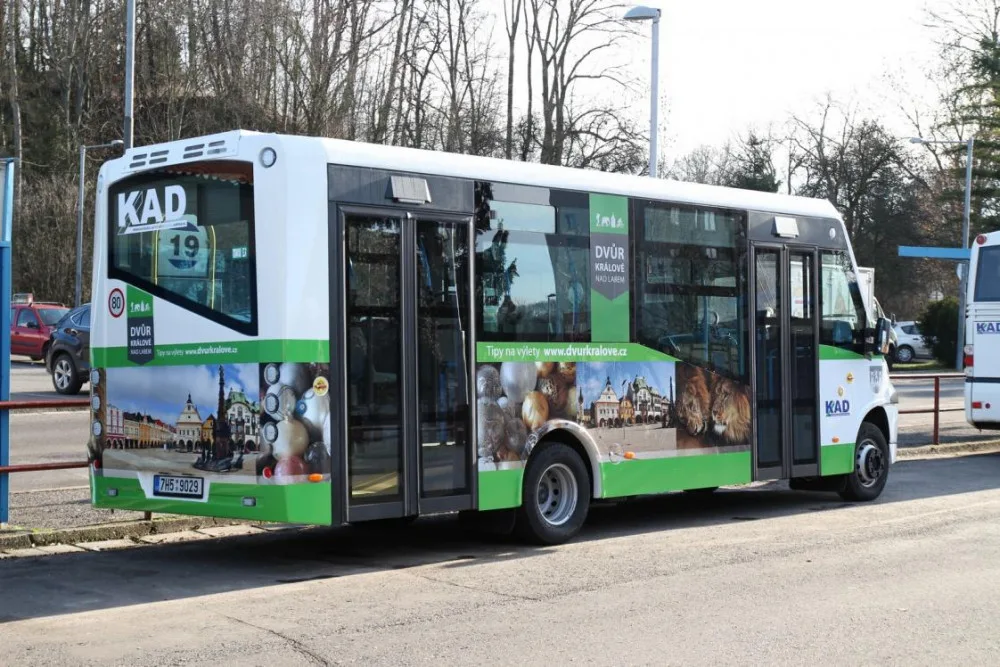 Dvůr Králové nad Labem má nový autobus MHD. Cestující si ho všimnou na první pohled