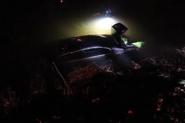 Zběsilého řidiče, který v Náchodě ujížděl před policisty, zastavila až řeka Metuje