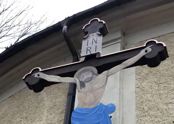Dřevěný kříž u Janské kaple v Trutnově uhnil. Jeho oprava stála necelých sto tisíc korun