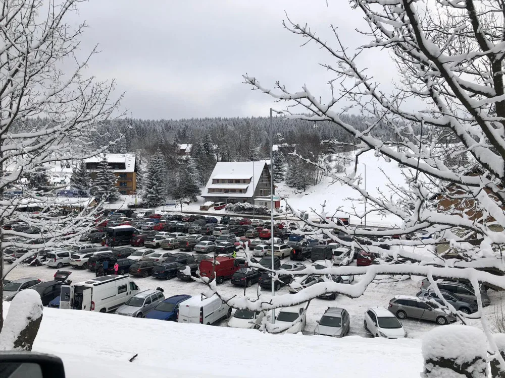 Parkoviště v Krkonoších a Orlických horách zaplnili turisté