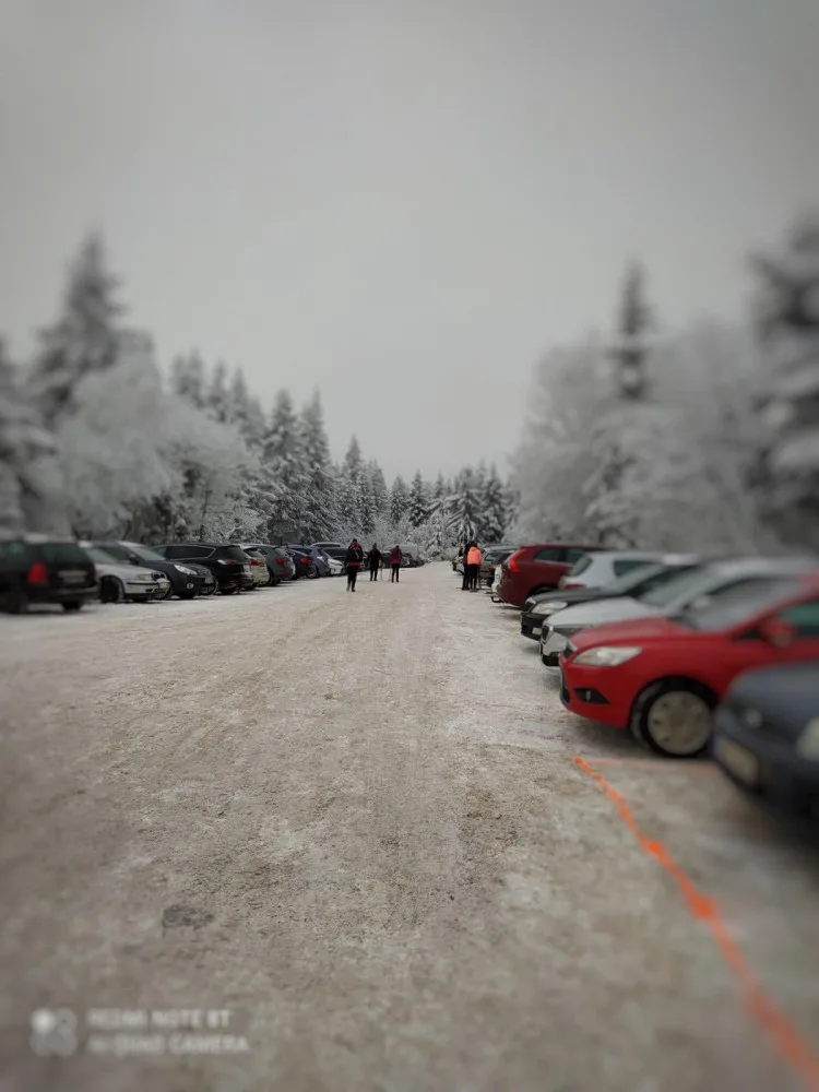 Vyhánět rodiny ze sjezdovek nebudeme, ať si to stát dělá sám, shodují se provozovatelé. Krkonoše i Orlické hory o víkendu zaplnily masy lidí