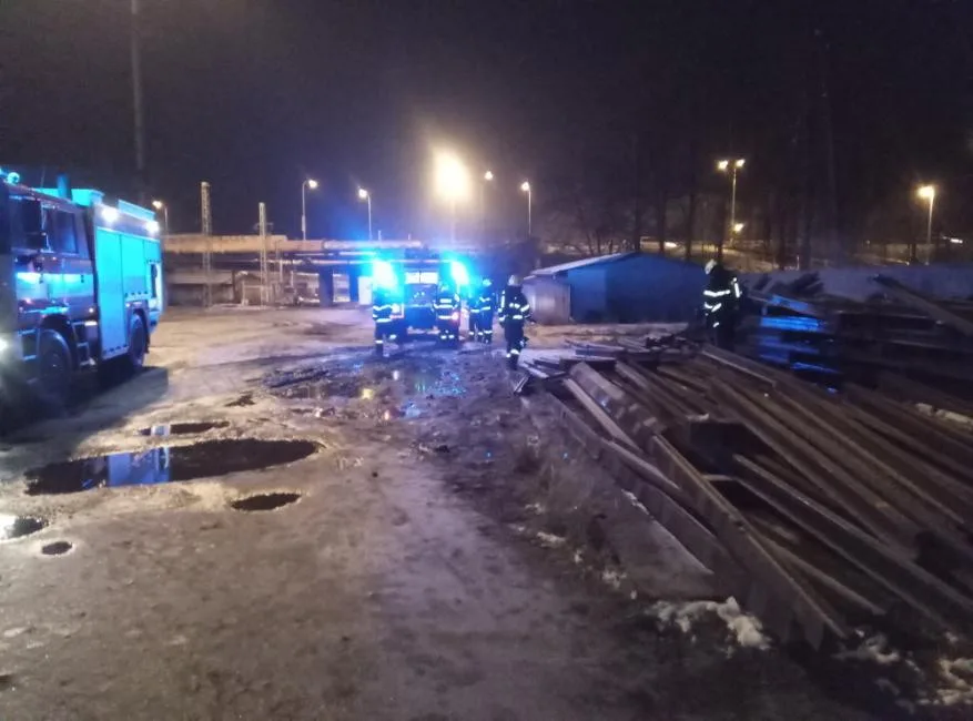 FOTO: O víkendu se hasiči nenudili. Řešili dopravní nehody i požár na vlakovém nádraží