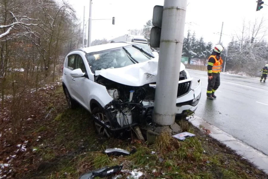 FOTO: O víkendu se hasiči nenudili. Řešili dopravní nehody i požár na vlakovém nádraží