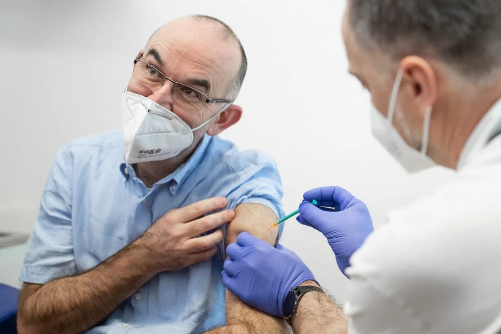 Ministru Blatnému byl místo vakcíny aplikován vitamín C, tvrdí hoax