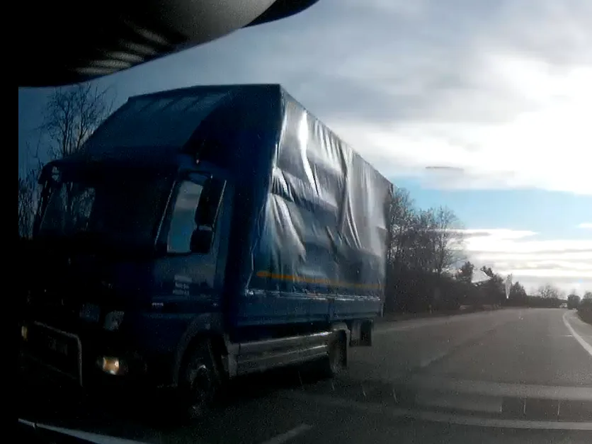 Led z náklaďáku ohrozil protijedoucího řidiče. Policie hledá svědky nehody u Hořic