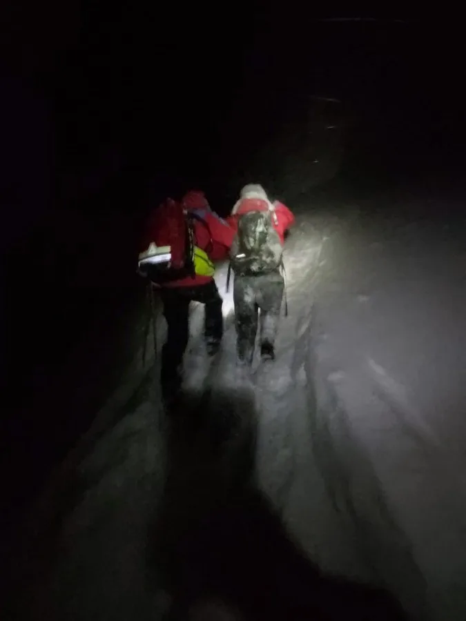 V teniskách a teplákách na Sněžku? Dvojici v Krkonoších musela zachraňovat Horská služba
