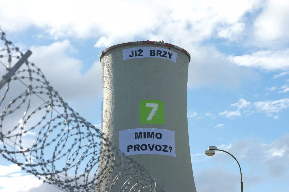 Soud odročil líčení s aktivisty, kteří navrtali plášť chladící věže chvaletické elektrárny