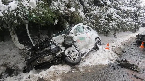 FOTO: Mladý řidič u Trutnova předjížděl náklaďák, čelně se srazil s protijedoucím autem