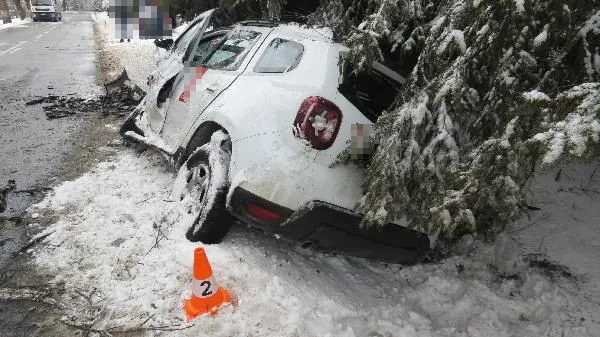 FOTO: Mladý řidič u Trutnova předjížděl náklaďák, čelně se srazil s protijedoucím autem