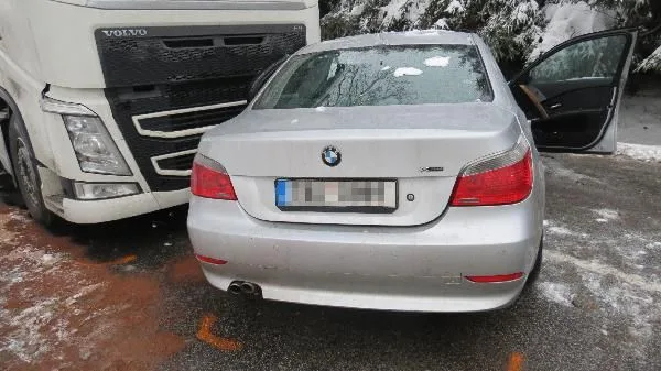 FOTO: Mladý řidič u Trutnova předjížděl náklaďák, čelně se srazil s protijedoucím autem