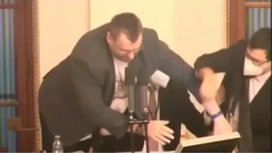 Jestli tady pudeš, dostaneš flákanec! Volný vyvolal potyčku ve Sněmovně