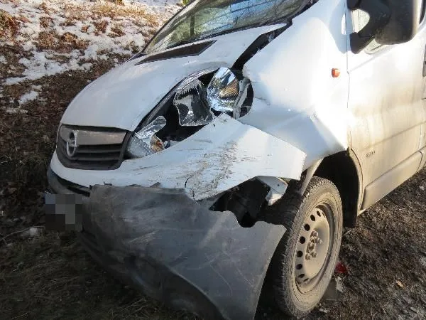 FOTO: U Hradce došlo k hromadné nehodě, řidič během jízdy narazil do dvou aut před sebou