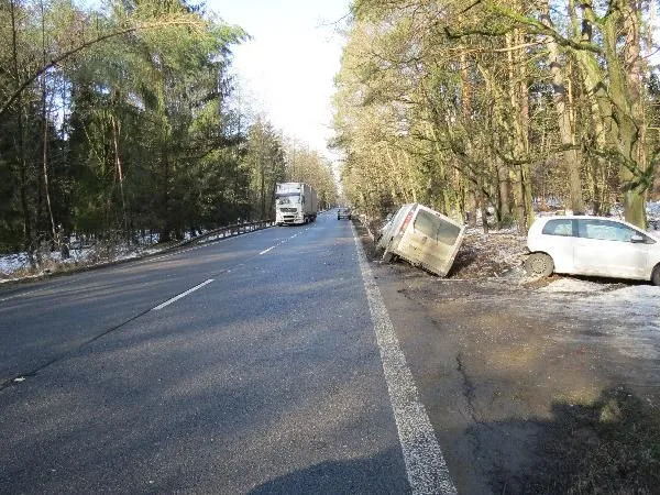 FOTO: U Hradce došlo k hromadné nehodě, řidič během jízdy narazil do dvou aut před sebou