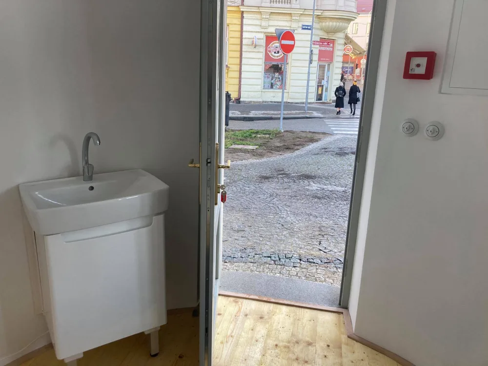 Kiosky na Pražském mostě jsou téměř hotové. Firma před koncem odstoupila od smlouvy
