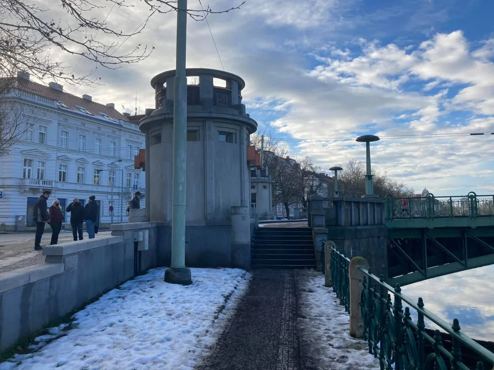 Kiosky na Pražském mostě jsou téměř hotové. Firma před koncem odstoupila od smlouvy