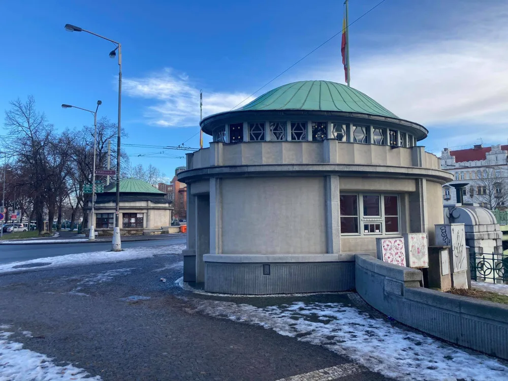 Kiosky na Pražském mostě jsou téměř hotové. Firma před koncem odstoupila od smlouvy