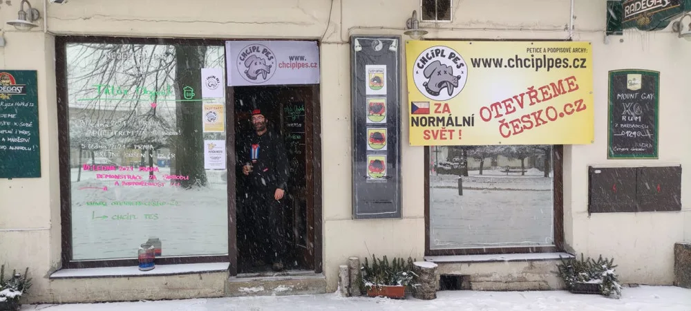 Ke včerejšímu protestu se přidala hospoda v Orlických horách. Hostům nabídla přespání