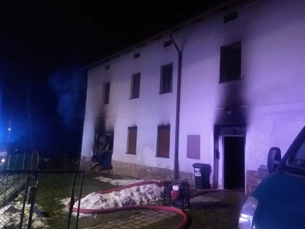 Noční požár na Jičínsku si vyžádal jednu oběť. Hořelo v rodinném baráku