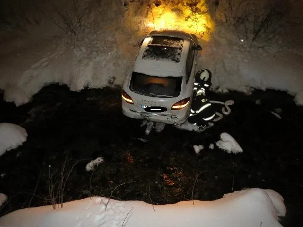 Řidička na Trutnovsku nezvládla couvání, auto skončilo v řece