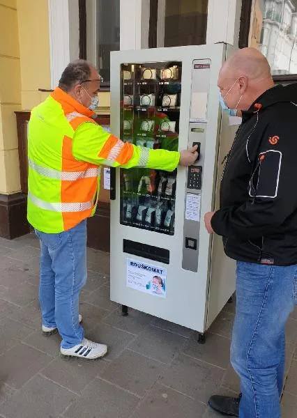 Peníze z prodeje roušek v rouškomatu Náchod využije na nákup polohovacích postelí pro seniory