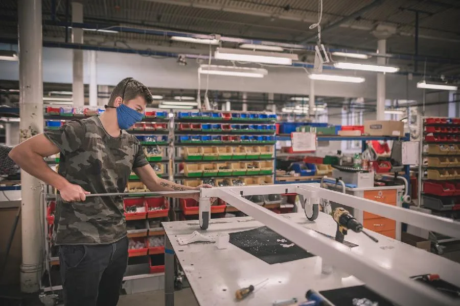 Peníze z prodeje roušek v rouškomatu Náchod využije na nákup polohovacích postelí pro seniory